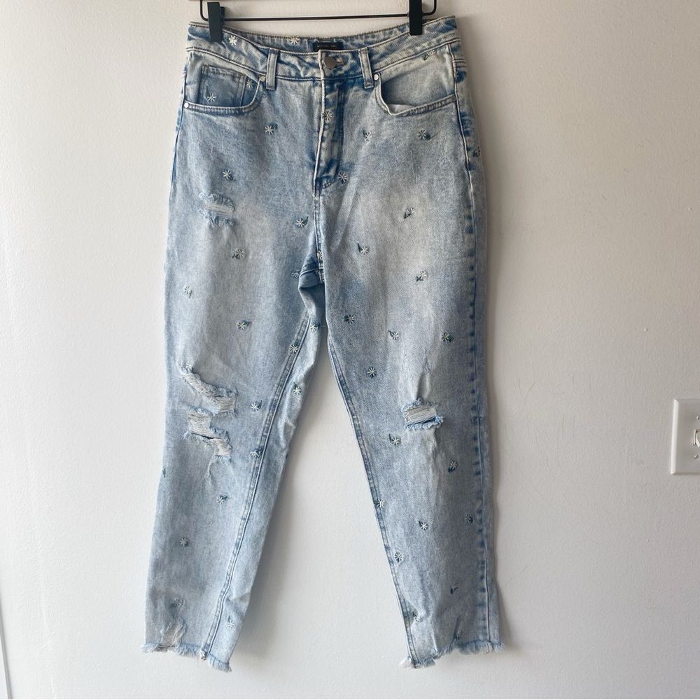 material girl light wash distressed daisy embroidered skinny jean size 9